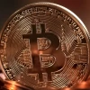 Bitcoin cae por debajo de US$65 000 por la incertidumbre sobre aranceles en EE.UU.