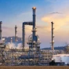 Precios del petróleo y los combustibles seguirán elevados, advierte el CEO de Chevron