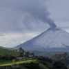 El Cotopaxi emana una columna de 1.500 metros de vapor y gas