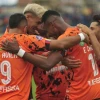 Libertad goleó y es el líder la LigaPro