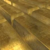 El oro retrocede a $2,469.50 tras máximo histórico y expectativas de la Fed 