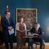 El escritor nicaragüense Sergio Ramírez recibe en Madrid la nacionalidad ecuatoriana