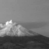 El Cotopaxi emana una columna de vapor y gases de 800 metros