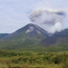 Volcán Reventador emana columnas de vapor y ceniza hasta de 1 000 metros