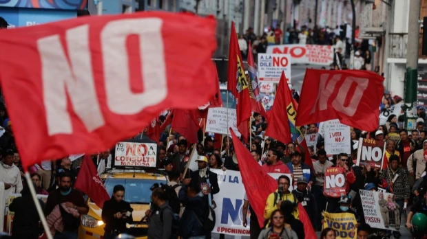 Organizaciones sociales marcharon en Quito en rechazo al referéndum