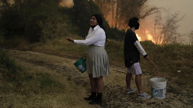 Incendios en Quito dejan bomberos heridos y familias evacuadas