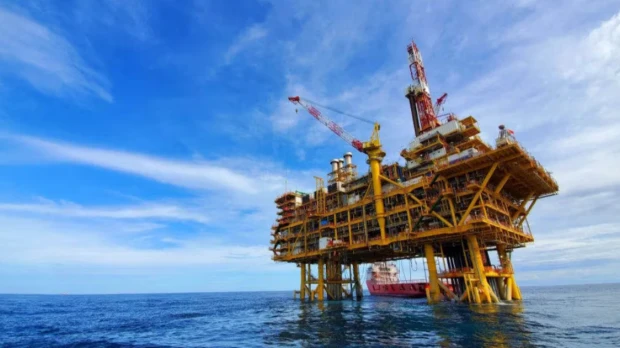 El petróleo supera los US$108 por barril ante nuevos ataques en Rusia y Oriente Medio