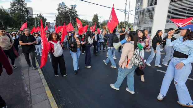 Estudiantes de Ecuador protestan en Quito contra leyes de Noboa y carencias en educación