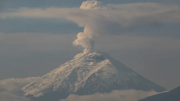 El sur de Quito registra leve caída de ceniza del Cotopaxi