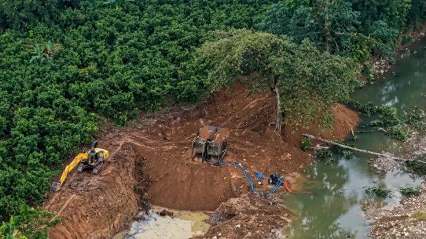 Operativo militar destruye maquinaria de minería ilegal en El Oro