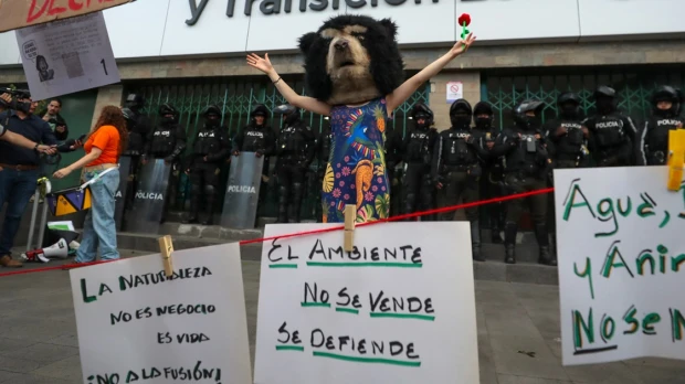 Feministas y ambientalistas volvieron a marchar en contra de Noboa