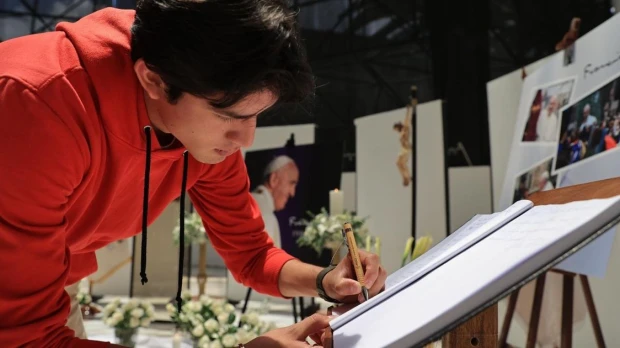 Fieles católicos despiden al papa Francisco en Ecuador