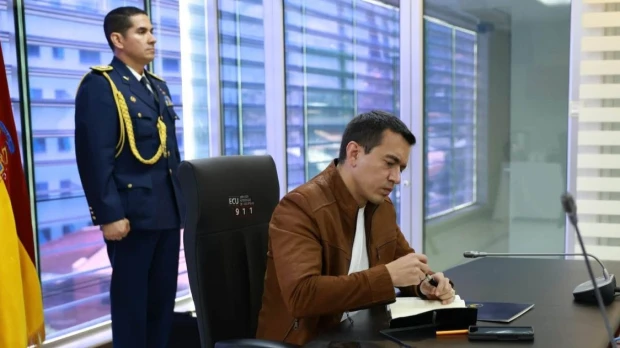Daniel Noboa anuncia una nueva baja en el precio de los combustibles 