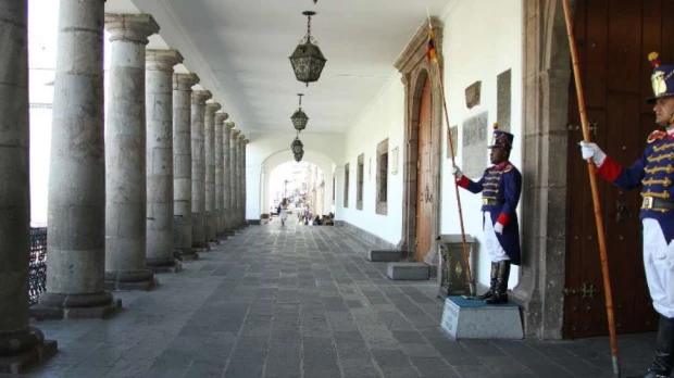 Ecuador evitó default que se acerca a Argentina