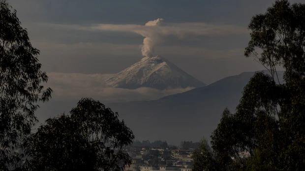 El Cotopaxi emite columna de gases y vapor de 500 metros