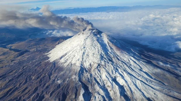 Volcán Cotopaxi emana columna de 500 metros de gases y poca ceniza