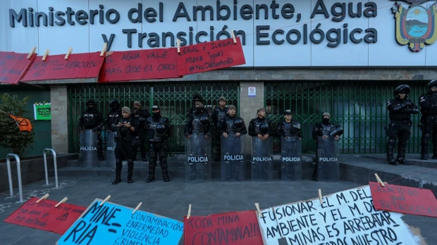  Más de un centenar de ambientalistas protestaron contra recortes