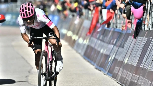 Carapaz incendia el Giro y pone contra las cuerdas a Del Toro