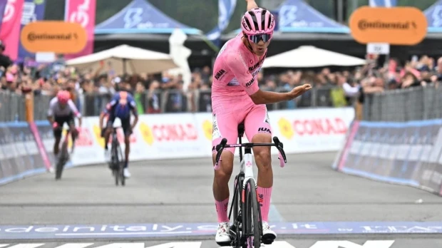 Carapaz y Del Toro mantienen un duelo apasionante en el Giro