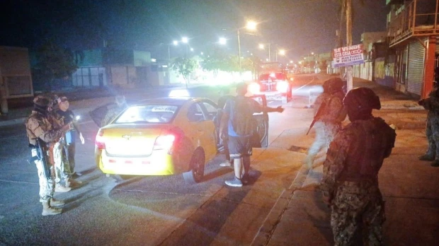 Controles militares se intensifican durante el toque de queda en Puerto Bolívar