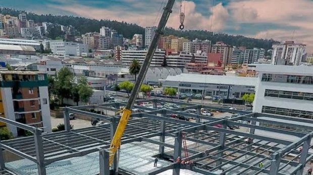 Construcción impulsa la economía de Ecuador, mientras el petróleo cae