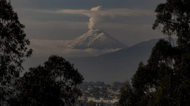 El Cotopaxi emite gases y vapor de manera continua