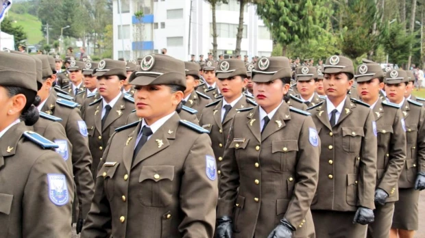 Ecuador integra primeros 338 policías de 30.000 nuevos para frenar el crimen