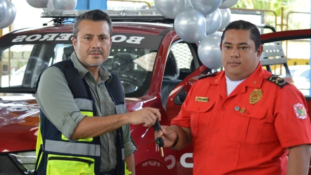 ODIN Mining refuerza a bomberos de Santa Rosa, provincia de El Oro, con nueva camioneta