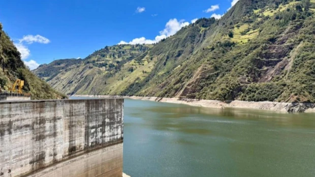 Embalse de Mazar sigue perdiendo agua pese a las lluvias previstas en Ecuador