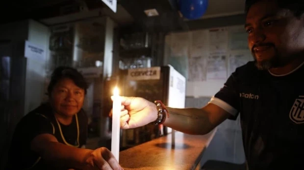 Ecuador registra cortes de luz en varias ciudades y enfrenta déficit eléctrico