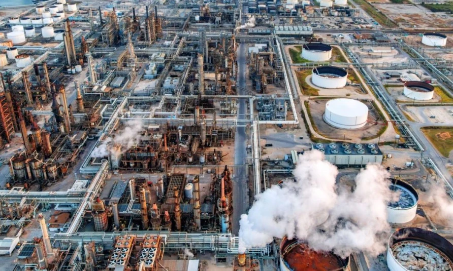 Más petróleo, gasolina más cara: la contradicción energética que afronta Estados Unidos