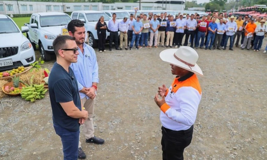 Daniel Noboa entrega 58 camionetas y tractores a productores agrícolas de siete provincias