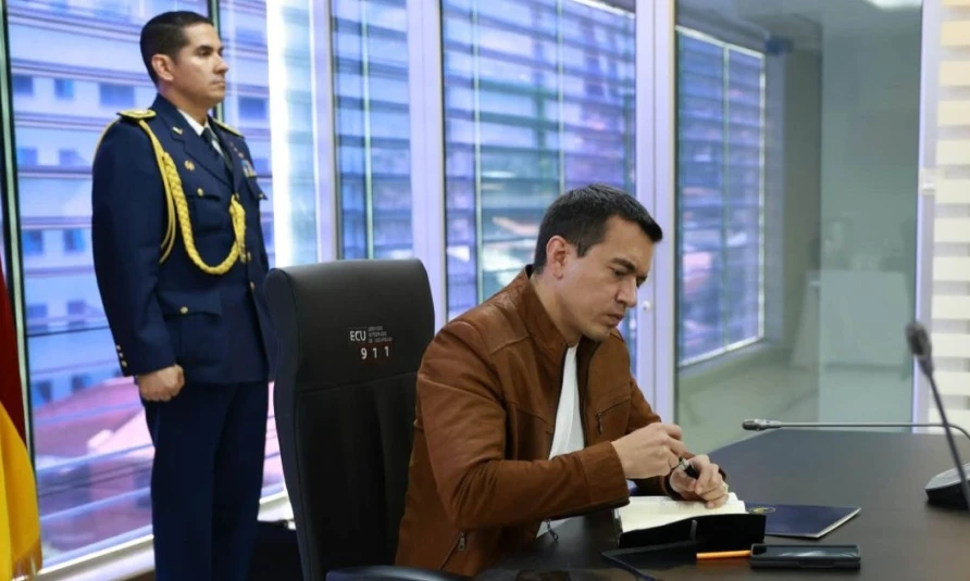Daniel Noboa anuncia una nueva baja en el precio de los combustibles 